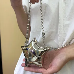 Silberne metallic Stern Form Mini Umhaengetasche mit moderner Perlenkette Tasche.
