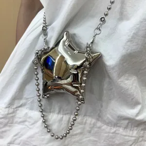 Nahaufnahme der metallischen Stern Mini-Umhängetasche mit silbernem Perlenketten-Gurt.