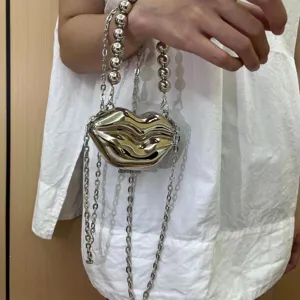 Metallische silberne lippenförmige Mini-Umhängetasche mit Perlen- und Kettenriemendetails.