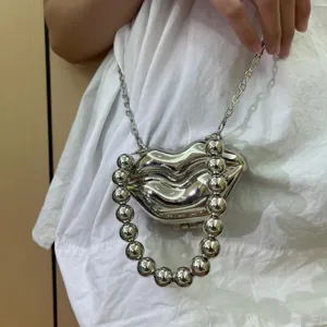 Metallische lippenförmige Mini Umhängetasche mit klobigem Perlen-Griff und Kette.