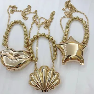 Goldene metallische Neuheit Mini Umhängetasche Set mit Lippen Muschel und Stern Designs.