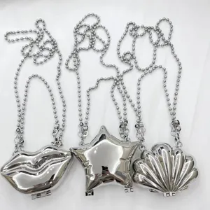 Silberne metallische Mini-Umhängetaschen mit Lippen-, Stern- und Muschel-Formen und Perlenketten.