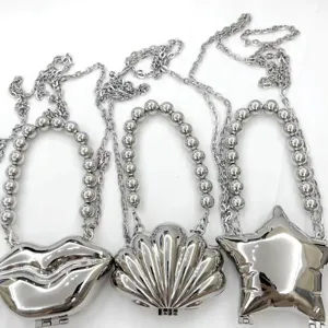 Silberne metallische Mini Umhängetasche Set, mit Lippen, Muschel und Stern Form Design.