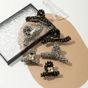 Pinza de pelo tweed de lujo para mujer, diseño negro elegante con detalles metálicos para peinados chic.
