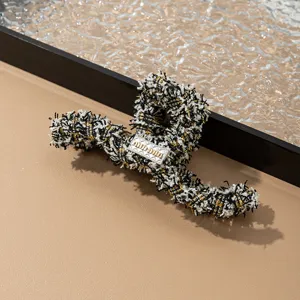 Pinza de pelo grande de tweed de lujo para mujer, elegante garra negra y blanca.
