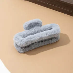 Pinza para el pelo de peluche gris detalle primer plano, accesorio de tiburón esponjoso.
