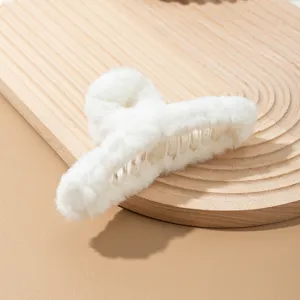 Pinza para el pelo de felpa blanca esponjosa para mujer, accesorio de invierno detalle.