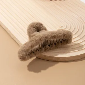Detalle de pinza de pelo peluda marron, accesorio de invierno de peluche para peinado diario.