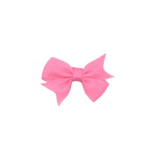 Detailansicht der niedlichen rosa Ripsband Schleife Haarklammer mit Schwalbenschwanz.