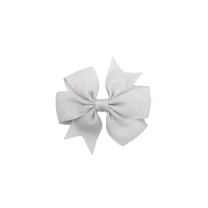 Gros-plan détail du nœud papillon en ruban gros-grain de 3 pouces pour les enfants et bébés.