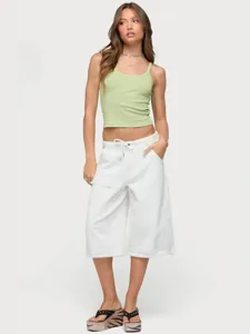 Pantaloni capri cargo bianchi da donna casual con coulisse regolabile e top verde.