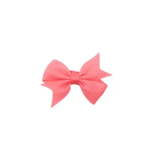 Nahaufnahme der rosa Ripsband-Schleife Haarklammer mit feiner Textur und sauberer Form.