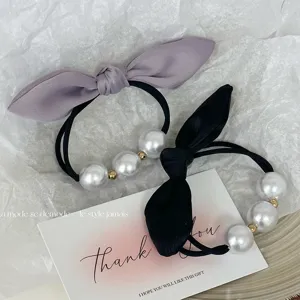 Ensemble de chouchous avec noeud papillon et perles pour coiffure elegante de tous les jours.