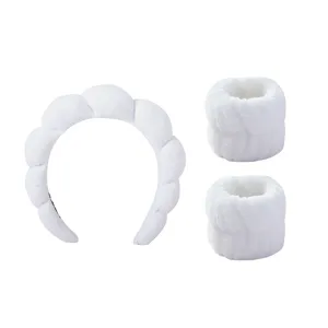 Nahaufnahme des flauschigen weißen Spa Stirnbands und passenden Handgelenksets.