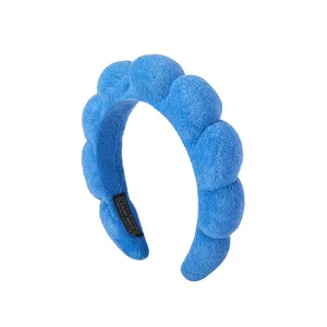 Nahaufnahme des blauen Schwamm-Haarbandes zeigt weiche Frotteestruktur für Gesichtsreinigung.