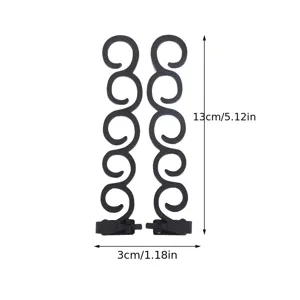 Vue détaillée montrant la taille et la forme des outils de tressage de cheveux en plastique.