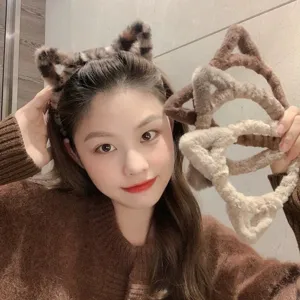 Gros plan détaillé du serre-tête oreilles de chat pelucheux imprimé léopard doux.
