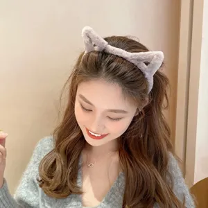 Vue détaillée de serre-tête oreilles de chat en peluche douce, accessoire cheveux quotidien.