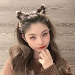 Joli serre-tête chat en peluche léopard pour femmes, bandeau doux pour lavage du visage.