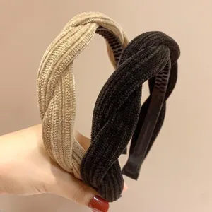 Cerchietto treccia in ciniglia, cerchietto largo con denti in beige e nero, accessorio.