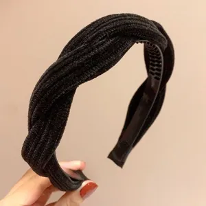 Cerchietto per capelli largo in ciniglia nera con denti, elegante accessorio donna autunno inverno.