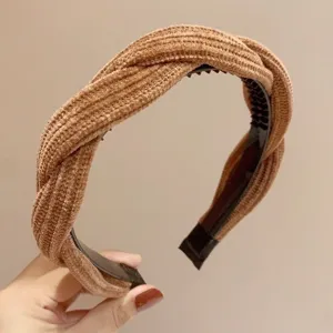 Vista dettagliata del cerchietto intrecciato in ciniglia marrone con denti interni donna.