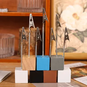 Porta Memo Clip in Cubo di Legno Minimalista Supporto Verticale per Foto Biglietti Etichette Clip a Coccodrillo Organizer da Scrivania per Ufficio