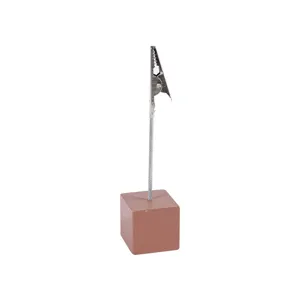 Porta memo con base in blocchetto di legno e clip in metallo per etichette di prezzo.