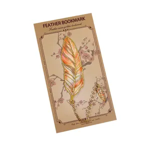 Squisito segnapibro in metallo a piuma con catenina delicata e confezione vintage.
