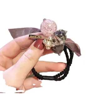 Elegante elastico per capelli con perle di cristallo e fiocco in satin, chic per donna quotidiana.