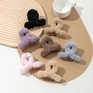 Vista detallada de coloridas pinzas para el cabello de peluche, suaves pinzas para peinados bonitos.