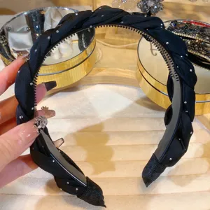 Detail van zwarte strass gevlochten haarband met prachtig verfijnd vakmanschap.