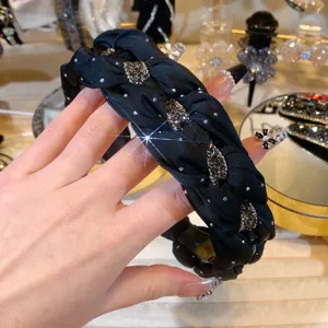 Gedetailleerd uitzicht van zwarte gevlochten strass haarband, schitterende kristallen haaraccessoire.