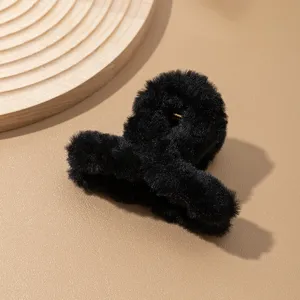 Pinza de pelo de felpa negra para mujer, accesorio de invierno suave y elegante para el cabello.