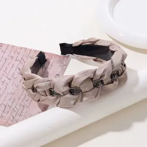 Prachtige gevlochten satijnen haarband met strass, detailweergave met sprankelende kristallen.