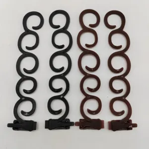 Vue rapprochée d'outils de tressage de cheveux en plastique noir et marron pour détails.