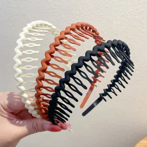 Anti-slip wave hair hoop detail view featuring black, brown and white plastic bands for women.
