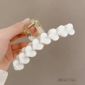 Dettaglio molletta capelli cuore bianco, grande pinza trasparente di misura 11cm.