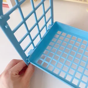 Cestino portaoggetti da scrivania pieghevole in plastica blu con design a griglia.