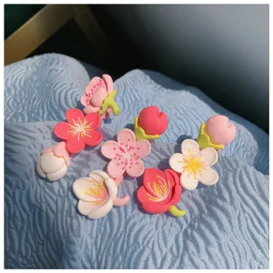 Detailaufnahme süßer Kirschblüten-Haarspangen mit niedlichen rosa und weißen Blumenmustern.