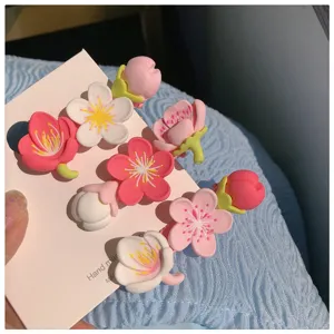 Detaillierte Nahaufnahme süßer Kirschblüten Haarnadeln in Rosa und Weiß, Haarsporn für Damen.