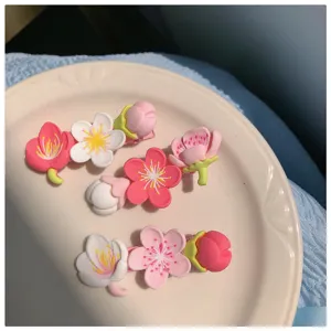 Detailaufnahme süßer Kirschblüten Haarspangen, zartes Blumen Design, frische Sommer Ästhetik.