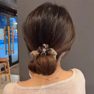 Glänzender Strass Vierblättriges Kleeblatt Haargummi Detailansicht, elegante Pferdeschwanz.
