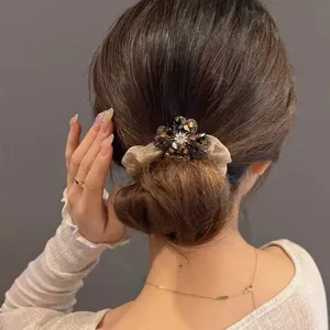 Elegantes Strass Kristall Blumen Haargummi für Damen, glänzendes modisches Haaraccessoire.