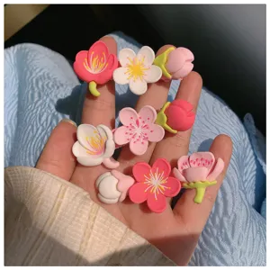 Nahaufnahme Detail süßer rosa und weißer Kirschblüten Harz Haarnadeln, seitliches Haar-Clip.