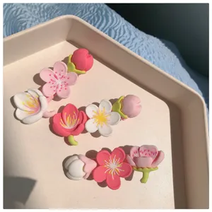 Süße Kirschblüte Seitenhaarspange Detail florales Design für sommerlichen Frische-Look