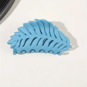 Matte blaue Blatt Haarspange Detailaufnahme, elegantes Harz Haaccessoire für Damen Alltag.