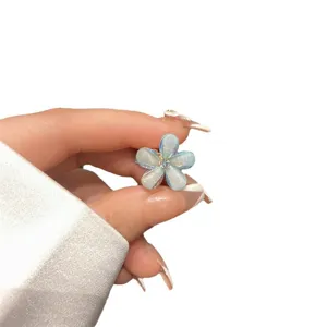 Mini pince à cheveux fleur cristal bleu accessoire mignon pour femmes coiffure quotidienne.