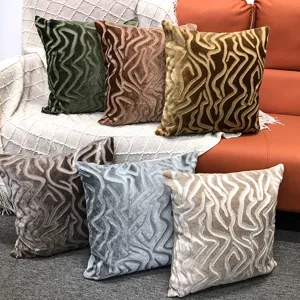 Gedetailleerd overzicht van de fluwelen kussenhoes met een 3D abstract golfpatroon.