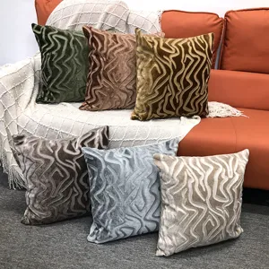 Detailopname van gesneden fluwelen sierkussens met abstract golfpatroon, stijlvol.